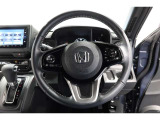 運転中もハンドルでの操作が可能です。特に高速道路等の目が離せない運転時には、便利さだけでなく、安全性も兼ね備えております。