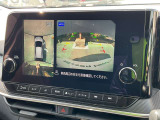 上から見下ろしているような視点で周囲が確認できるアラウンドビューモニターです。上から見下らしているような映像によって縦列駐車もラクラク、駐車が苦手な人の強い味方です!
