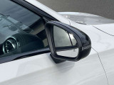 【ブラインドスポットアシスト】走行中車両の斜め後ろの死角エリアをモニタリングし、ドアミラー内蔵のインジケーターを点灯させて注意喚起し、安全な走行のサポートをします。