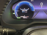 視認性に優れたメーターを採用しており、走行中でも車速や情報が分かりやすく表示されます。運転時の視線移動をむりのない範囲に抑え、快適で安心感のあるドライブをサポートします。