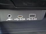 AUX端子、USBtypeA、USBtypeC端子が付いています。
