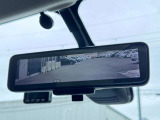 インテリジェントルームミラー搭載で、車の後方に設置されたカメラ映像を映し出してシートバックやヘッドレスト、同乗者に視界が遮られることがなく視認性が非常に良いです