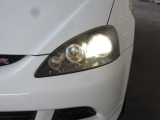 【HID】ディスチャージヘッドヘッドライトで夜間や雨天時のドライブを明るくサポート!省電力、耐久性にも優れています。