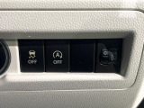 【アイドリングストップ】赤信号や渋滞で停車した際にエンジンを停止し、無駄な燃料の消費を抑えます。燃費向上や環境保護につなげる機能♪エンジンはブレーキを離せば再始動します。