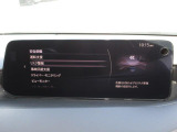 こちらのお車には先進安全装備が多数搭載されています。衝突被害を回避あるいは軽減するためのブレーキや、後方死角からの接近警報、車線逸脱を防止する警報装置など、詳しくはスタッフまでお尋ねください。