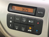 【オートエアコン】一度お好みの温度に設定すれば、車内の温度を検知し風量や温度を自動で調整。暑い&hellip;寒い&hellip;と何度もスイッチ操作をする必要はありません。快適な車内空間には必須の機能ですね♪