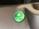 ECONモードをONにするとアクセルペダルの動きに対するエンジンの反応とエアコンの制御を切り換えることで、燃費のいい運転をするドライバーがペダルを踏んだ時と同じようにエンジンを制御します。
