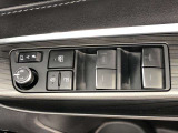 パワーウィンドのスイッチです。運転席に座りながら、助手席や後席の窓を開け閉めできるので大変便利ですよ。