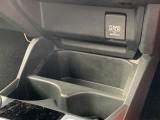 センターコンソールにはドリンクホルダーを装備!休憩中も運転中も重宝します。小物も置けますので使い方は様々です。ぜひ使いこなして快適なドライブをお楽しみくださいませ。