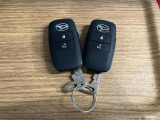 【スマートキー】 スマートキーを携帯していれば、ドアハンドルのボタンを押してロックの解除ができ、パワースライドドア(左側)もワンタッチで開閉できます。
