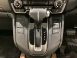 CVT車のセレクトレバーです。低速から高速まで、変速ショックのないスムーズな走りと、エンジン効率のよい領域を維持して燃費にも貢献します。サイドブレーキはスイッチ操作の電子制御パーキングブレーキです。