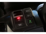 オートブレーキホールド機能を装備、信号待ちなどでブレーキペダルから足を離しても停車状態を保持。アクセルペダルを踏めば解除しますので足への負担が軽減されます。