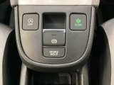 セレクトレバーの下に電子制御パーキングブレーキがあります。スイッチひとつで、停車した地点の傾斜などをシステムが検知・判断してブレーキ力を自動的に最適制御し、しっかり停車できるパーキングシステムです。
