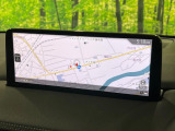 【10インチマツダコネクト】車内の雰囲気にマッチした大型ディスプレイ。スマホ接続でのナビ使用やBluetooth再生等、様々な機能が楽しめます。直感的なダイヤル操作が可能で、使い勝手も良好です。