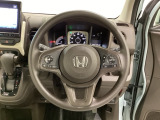ハンドルにHondaセンシング系のクルーズコントロールやレーンキープアシストなどのスイッチと、オーディオの操作スイッチが装備されています。ハンドルから手を離さず安全に操作できます。