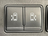 【両側パワースライドドア】スマートキーや運転席のスイッチで後席両側スライドドアの開閉が可能♪電動だから力を入れてドアを開ける必要が無く、小さなお子様でも簡単に開け閉めでき快適です♪