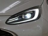 LEDヘッドライトです。デザイン性がよくとても明るいので、夜間の走行や悪天候でも安心です。しかも長寿命!