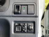【電動格納ミラー】サイドミラーは電動格納式となっており、狭い駐車場でもキズがつくリスクを抑えられます。