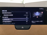 フォワードセンシングカメラで認識した交通標識をアクティブドライビングディスプレイに表示し、交通標識の見落とし防止を図り、安全運転を支援します。