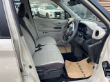 運転席と助手席はウォークスルーで移動できます。