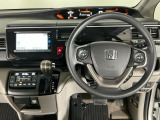 【ハンドル】運転にかかわる様々な操作を安全に行えるように視点移動が少なく操作性に配慮されたスイッチ類が凝縮されたコックピットです。