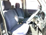 すわり心地の良い運転席・助手席です。長時間のドライブの疲れ軽減に貢献します。どうぞ快適なドライブを。