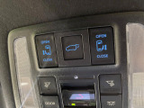 【パワーバックドア】スマートキーや運転席のボタンを押すだけでリアゲートが自動で開閉します!荷物を持っている時や、高い位置にあるバックドアを閉める際に便利な機能です♪