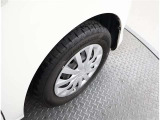 かっこいいホイールですね。 車のイメージを大きく左右するホイール部分はコダワリを持ちたいですね。