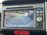 【バックカメラ】駐車時に後方がリアルタイム映像で確認できます。大型商業施設や立体駐車場での駐車時や、夜間のバック時に大活躍!運転スキルに関わらず、今や必須となった装備のひとつです!