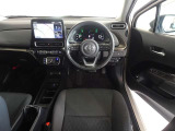 革巻きステアリングで快適な操作性の運転席です。