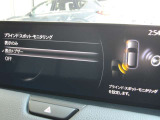 BSMは、車線変更時における運転者の後方確認を支援するシステムです。自車の後方から接近する車両を検知すると、接近表示灯(ミラーに設置)         と警報音で運転者に危険を知らせます。