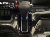 CVT車のセレクトレバーです。低速から高速まで、変速ショックのないスムーズな走りを実現するとともに、エンジン効率のよい領域を維持することで燃費にも貢献します。