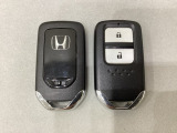 スマートキーを装備しています。鍵を差し込むことなくドアロックの開け閉めと、スタートボタン操作でのエンジンスタートができます。スペアキーも同じものを用意しております。