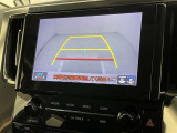 後方の見える安心をお届けするバックガイドモニター付:バックするときのアシストラインもあって楽々バック!車庫入れや縦列駐車をサポートし、苦手な駐車も安心です!今やもう手放せない装備ですネ♪