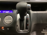 CVT車のセレクトレバーです。低速から高速まで、変速ショックのないスムーズな走りを実現するとともに、エンジン効率のよい領域を維持することで燃費にも貢献します。