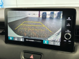 リバースギアに入れるだけで後方の表示へ切り替わります。夜間や雨の日の駐車も楽になりますよ。