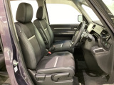 女性でも運転がしやすいように、シートの高さ調整機能(シートリフター)がついています。運転席と助手席の間が空いている為、助手席側への移動がスムーズです。交通量の多い道でも助手席側から乗り降りができます。