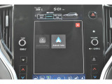 Apple CarPlay/Android Autoに対応しスマートフォンにインストールされているアプリを大画面に表示して使用できるほか、音声認識による操作も可能です。