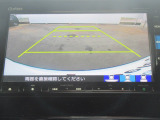 【リアカメラ】リバースに入れるだけで後方の映像が映ります。安全確認や、狭い駐車場での車庫入れ、雨の日や夜間など視界の悪い時に便利です。安全にバックする為には欠かせない装備です。
