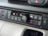 使いやすいフルオートエアコン♪運転席&助手席にはシートヒーターを装備♪ナビ連動のUSBや充電機能のジャックも備えています。
