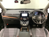 車内は光触媒抗菌消臭施工済です。スタイリッシュなデザインでスポーティなインパネ周りを演出します。グローブボックスやカップホルダーのほかにトレーなどたくさんの収納スペースが付いています。