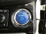 【プッシュスタート】スマートキーを携帯して、ブレーキを踏みながらスタートスイッチを押すだけでエンジンがかけられます。