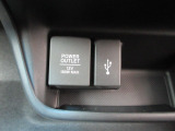 【POWEROUTLET】12V電源ソケットを設置しております。周辺機器の充電にご利用頂けます。便利なUSBジャックも付いています。