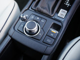 マツダコネクトを操作するコマンダーコントロールです。運転中に自然と手の触れる位置に配置されています。