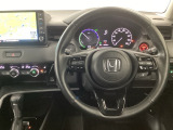 【ハンドル】運転にかかわる様々な操作を安全に行えるように視点移動が少なく操作性に配慮されたスイッチ類が凝縮されたコックピットです。