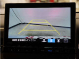 バックカメラ搭載です!車庫入れが苦手な人はもちろん、車両感覚に自信がある人にもお勧めです!見えない箇所が見えるようになるので、低い障害物や隠れてしまっている子供の存在等にも気付く事が出来ます。