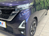 【LEDヘッドライト】悪天候や夜間走行時も良好な視界を確保し安心して運転できる高輝度LEDヘッドライトを装備!点灯速度が早く、消費電力も抑えられています。