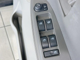 【電動格納ミラー】サイドミラーは電動格納式となっており、狭い駐車場でもキズがつくリスクを抑えられます。