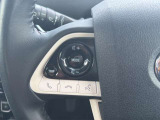 【ステアスイッチ】ステアリングスイッチを使うことで、「運転中電話に触れずに電話に出る」「カーオーディオを切り替える」「音量調節をする」といったハンズフリー操作を行うことができる。