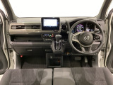 車内は光触媒抗菌消臭施工済です。インパネ周りはスタイリッシュなデザインで機能や装備も充実しています。グローブボックスやカップホルダーのほかにトレーなどたくさんの収納スペースが付いています。